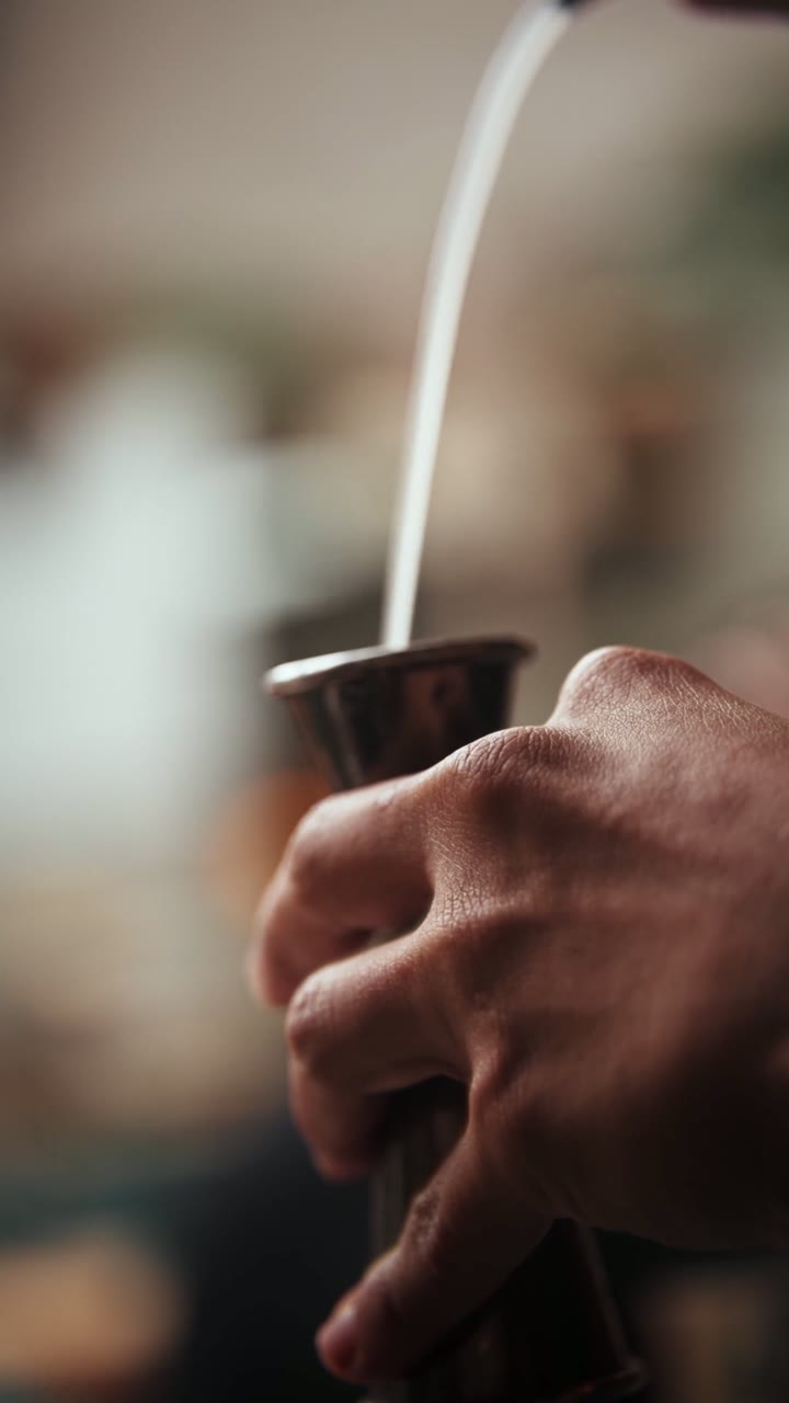MAD EDIT — Film dirigido por AMDEO Productions, filmmaker en Medellín, Colombia